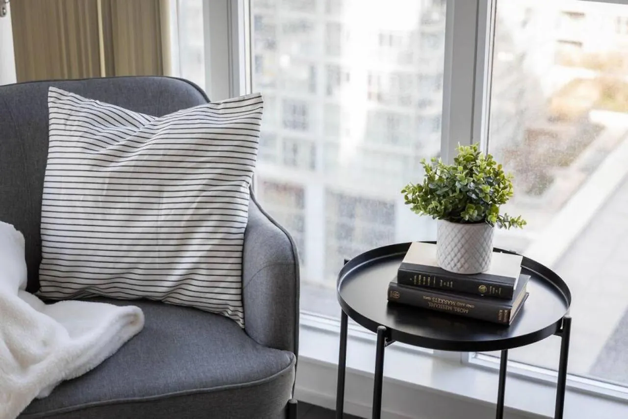Work From Home With Parking Wifi And Cn Tower View تورونتو بيت للعطل