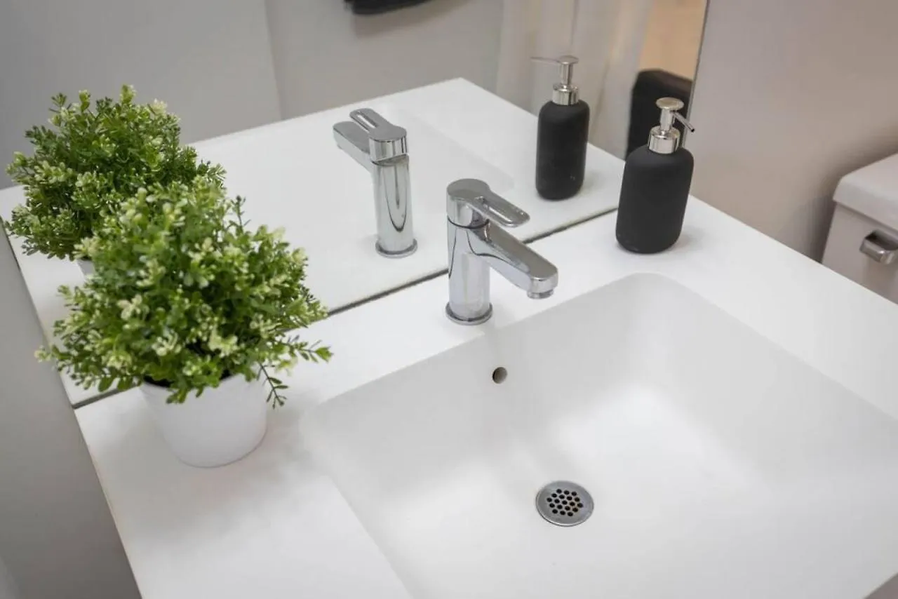 Work From Home With Parking Wifi And Cn Tower View تورونتو بيت للعطل