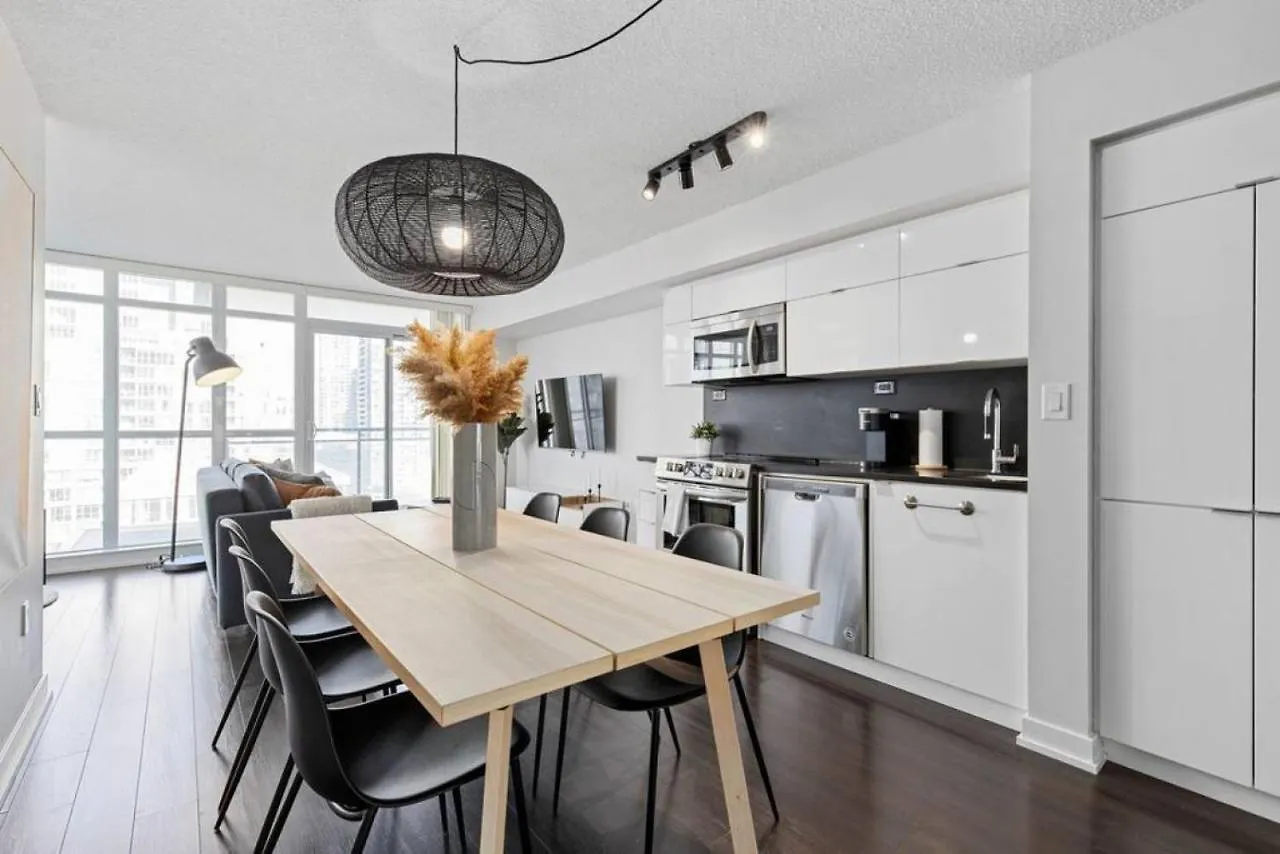 Work From Home With Parking Wifi And Cn Tower View تورونتو بيت للعطل