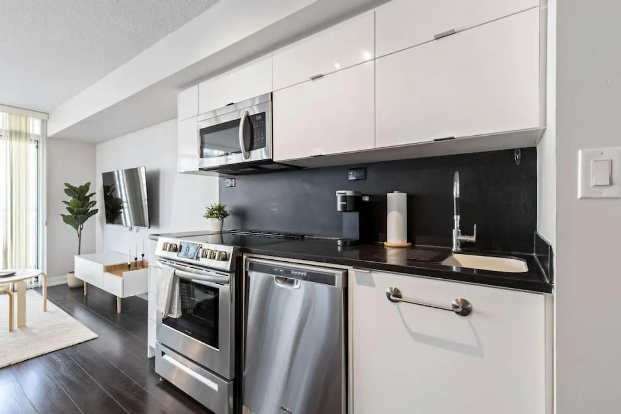 Work From Home With Parking Wifi And Cn Tower View تورونتو 0*,  كندا