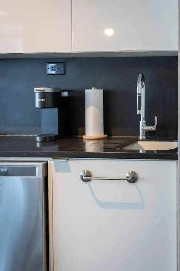 بيت للعطل Work From Home With Parking Wifi And Cn Tower View تورونتو