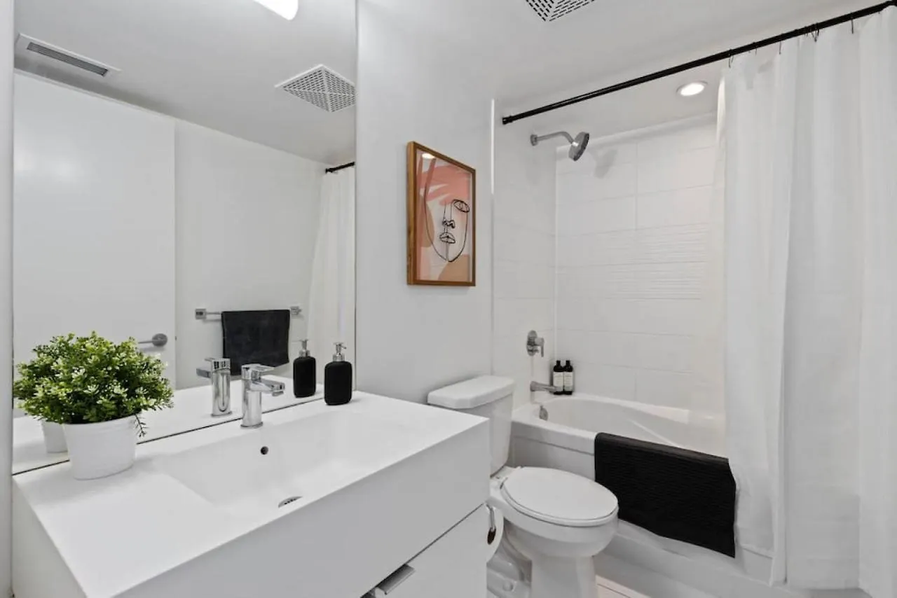 別荘 Work From Home With Parking Wifi And Cn Tower View トロント カナダ